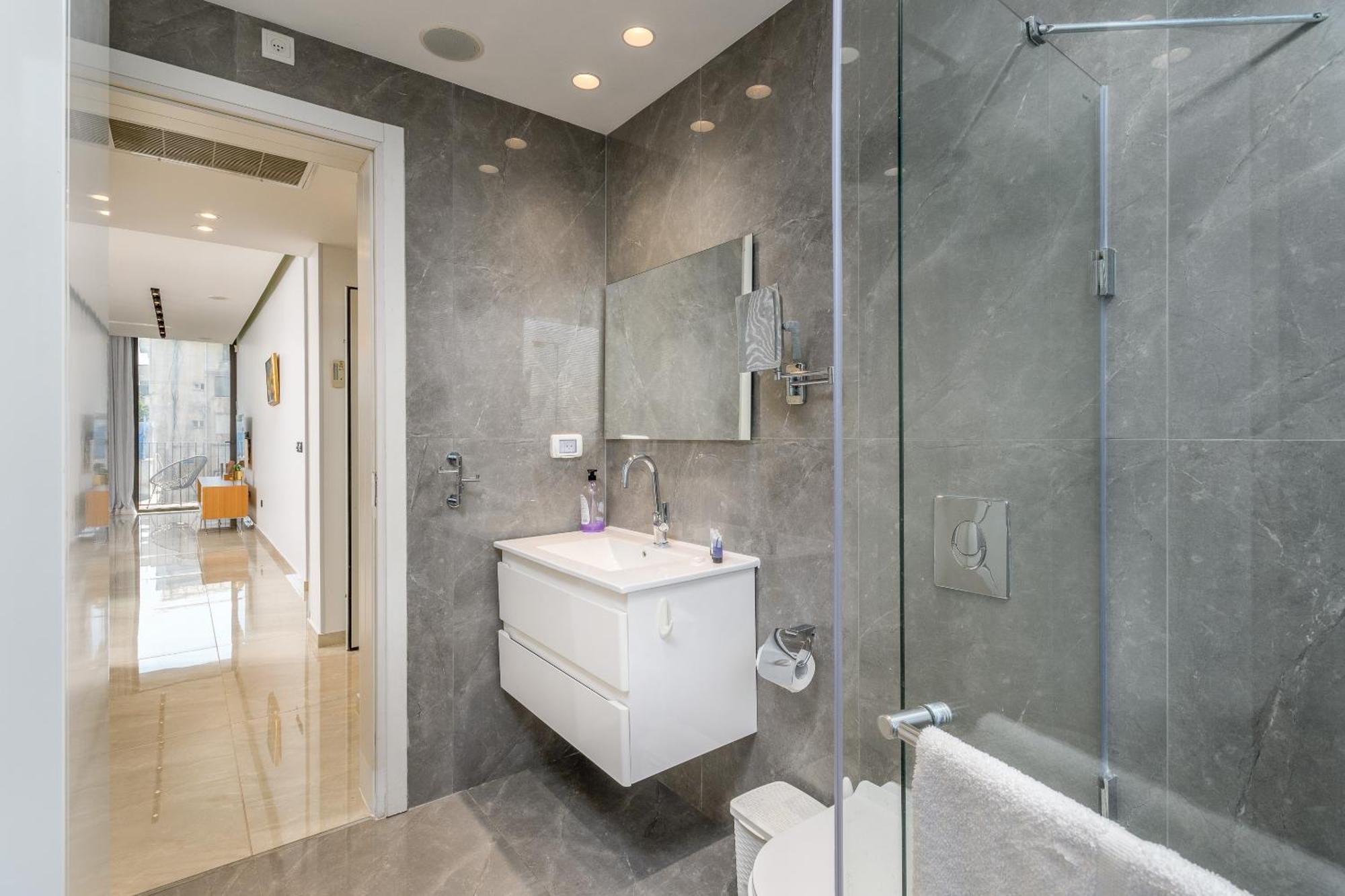 Luxury 2Bdrm Balcony & Parking Close To The Beach Tel Aviv Exterior photo